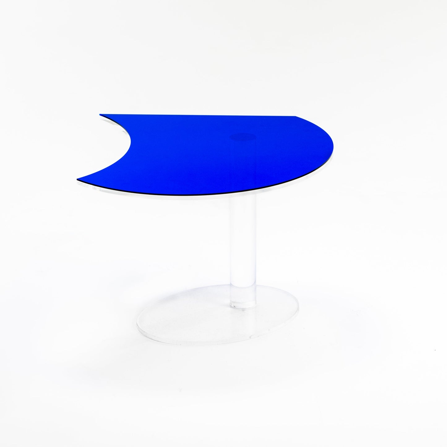 Kaleido Crescent Transparent mit blauem Layer – Design-Beistelltisch